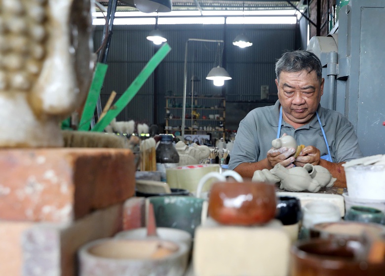 TP.HCM: Vựa gốm tấp nập, nghệ nh&acirc;n lặng lẽ giữ hồn nghề ở l&agrave;ng L&aacute;i Thi&ecirc;u- Ảnh 2.