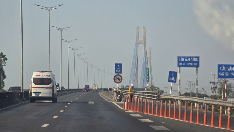 Trải nghiệm cao tốc CT02 nối Đồng Tháp - An Giang: Đường đẹp, còn nỗi lo an toàn- Ảnh 7. Trải nghiệm cao tốc CT02 nối Đồng Tháp - An Giang: Đường đẹp, còn nỗi lo an toàn- Ảnh 7.