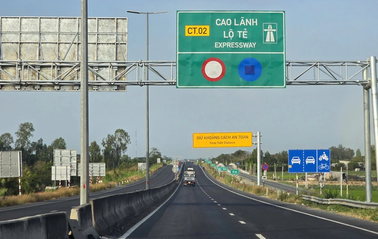 Trải nghiệm cao tốc CT02 nối Đồng Tháp - An Giang: Đường đẹp, còn nỗi lo an toàn- Ảnh 2. Trải nghiệm cao tốc CT02 nối Đồng Tháp - An Giang: Đường đẹp, còn nỗi lo an toàn- Ảnh 2.