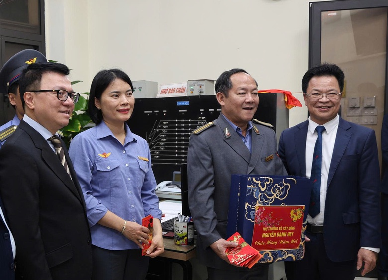 &ldquo;Chuyến t&agrave;u Hạnh ph&uacute;c&rdquo; lăn b&aacute;nh đ&ecirc;m Giao thừa, chở Tết về mu&ocirc;n nh&agrave;- Ảnh 3.