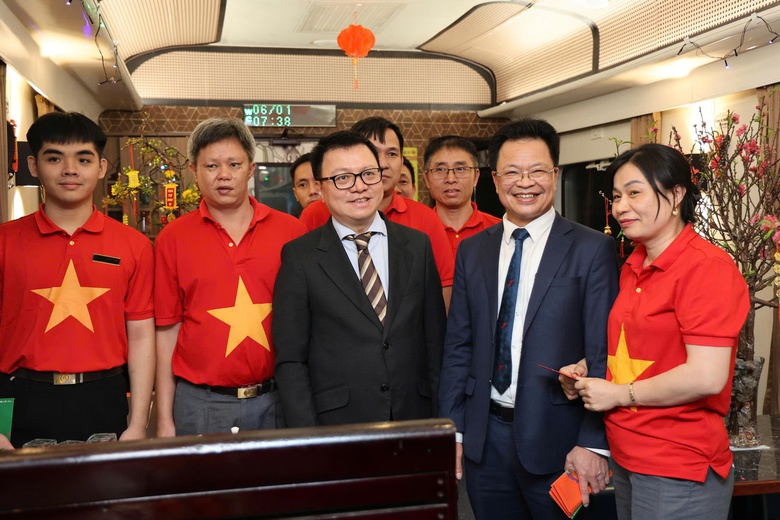 &ldquo;Chuyến t&agrave;u Hạnh ph&uacute;c&rdquo; lăn b&aacute;nh đ&ecirc;m Giao thừa, chở Tết về mu&ocirc;n nh&agrave;- Ảnh 1.