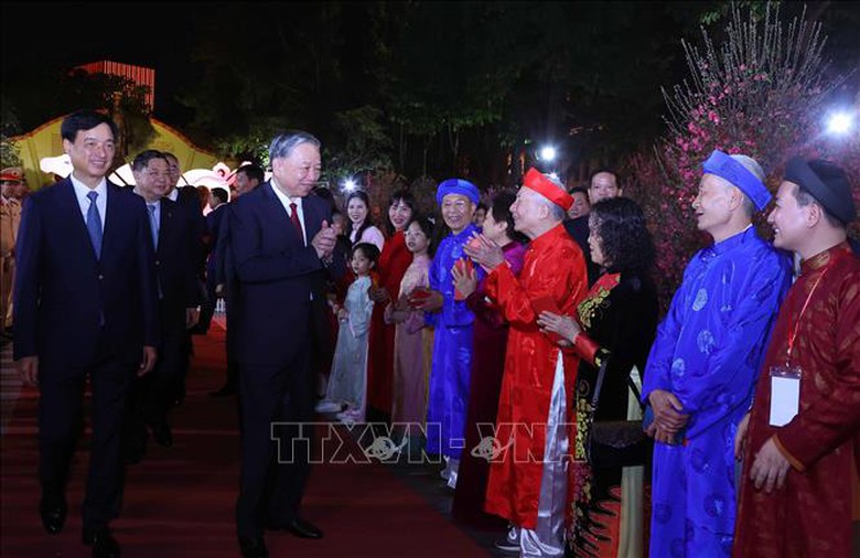 Tổng B&iacute; thư T&ocirc; L&acirc;m thăm, ch&uacute;c Tết Đảng bộ, ch&iacute;nh quyền v&agrave; nh&acirc;n d&acirc;n H&agrave; Nội - Ảnh 2.