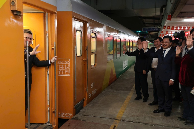 &ldquo;Chuyến t&agrave;u Hạnh ph&uacute;c&rdquo; lăn b&aacute;nh đ&ecirc;m Giao thừa, chở Tết về mu&ocirc;n nh&agrave;- Ảnh 5.