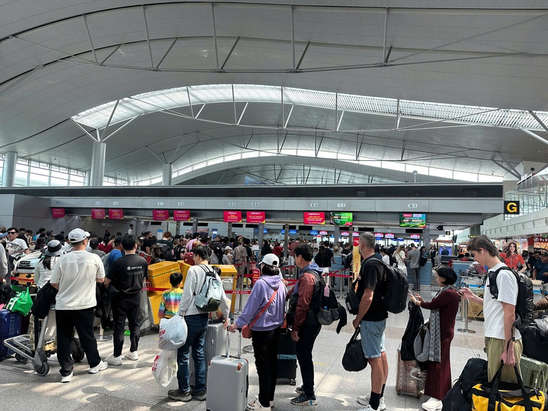 S&acirc;n bay T&acirc;n Sơn Nhất &ldquo;hạ nhiệt&rdquo; ng&agrave;y 29 Tết, dưới 1.000 chuyến bay/ng&agrave;y- Ảnh 2.