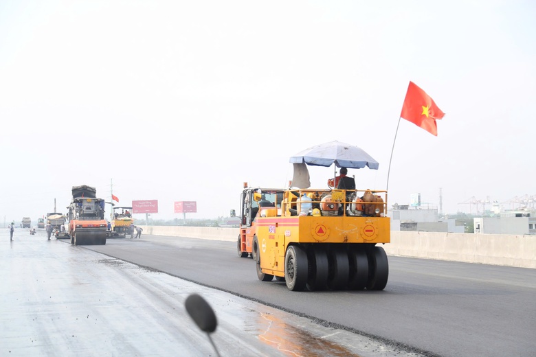 Cận Tết, c&ocirc;ng nh&acirc;n b&aacute;m trụ, thi c&ocirc;ng đường V&agrave;nh đai 3 TP.HCM- Ảnh 6.