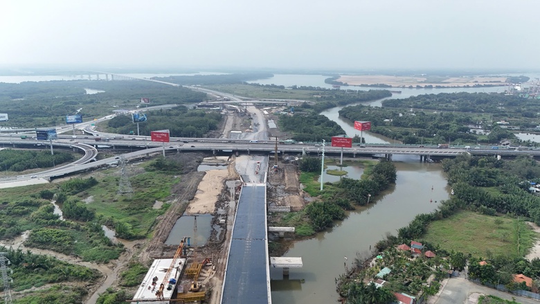 Cận Tết, c&ocirc;ng nh&acirc;n b&aacute;m trụ, thi c&ocirc;ng đường V&agrave;nh đai 3 TP.HCM- Ảnh 10.