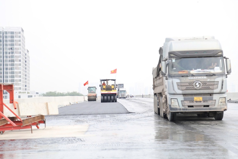 Cận Tết, c&ocirc;ng nh&acirc;n b&aacute;m trụ, thi c&ocirc;ng đường V&agrave;nh đai 3 TP.HCM- Ảnh 5.