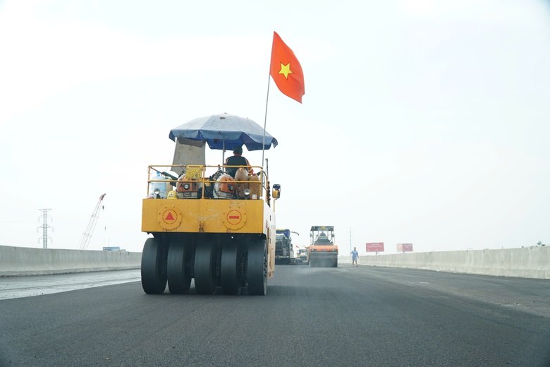 Cận Tết, c&ocirc;ng nh&acirc;n b&aacute;m trụ, thi c&ocirc;ng đường V&agrave;nh đai 3 TP.HCM- Ảnh 2.