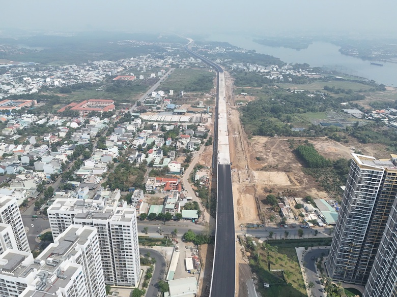 Cận Tết, c&ocirc;ng nh&acirc;n b&aacute;m trụ, thi c&ocirc;ng đường V&agrave;nh đai 3 TP.HCM- Ảnh 9.