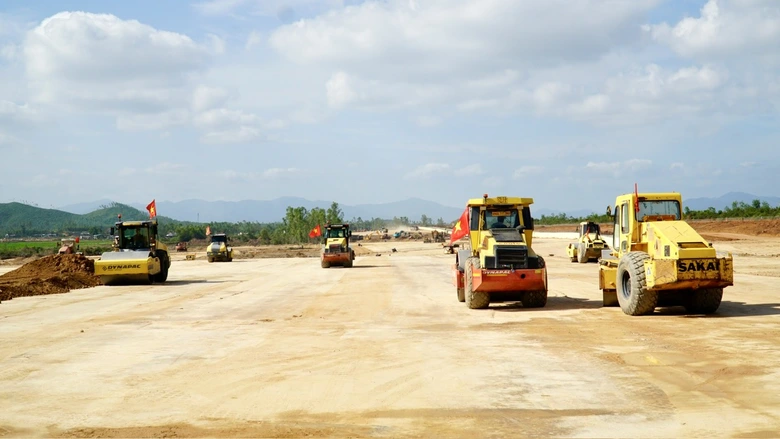 Tết trên công trường đường cất, hạ cánh số 2, Cảng hàng không Phù Cát- Ảnh 5. Tết trên công trường đường cất, hạ cánh số 2, Cảng hàng không Phù Cát- Ảnh 5.