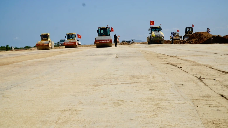 Tết trên công trường đường cất, hạ cánh số 2, Cảng hàng không Phù Cát- Ảnh 11. Tết trên công trường đường cất, hạ cánh số 2, Cảng hàng không Phù Cát- Ảnh 11.