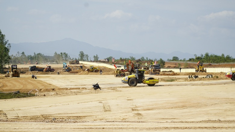 Tết trên công trường đường cất, hạ cánh số 2, Cảng hàng không Phù Cát- Ảnh 1. Tết trên công trường đường cất, hạ cánh số 2, Cảng hàng không Phù Cát- Ảnh 1.