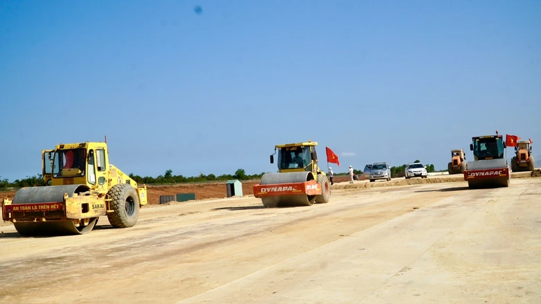 Tết trên công trường đường cất, hạ cánh số 2, Cảng hàng không Phù Cát- Ảnh 7. Tết trên công trường đường cất, hạ cánh số 2, Cảng hàng không Phù Cát- Ảnh 7.