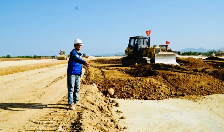 Tết trên công trường đường cất, hạ cánh số 2, Cảng hàng không Phù Cát- Ảnh 2. Tết trên công trường đường cất, hạ cánh số 2, Cảng hàng không Phù Cát- Ảnh 2.