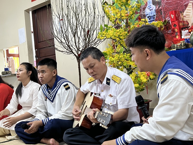 Tết giữa biển trời: Khi m&ugrave;a xu&acirc;n neo lại nh&agrave; gi&agrave;n DK1- Ảnh 4.