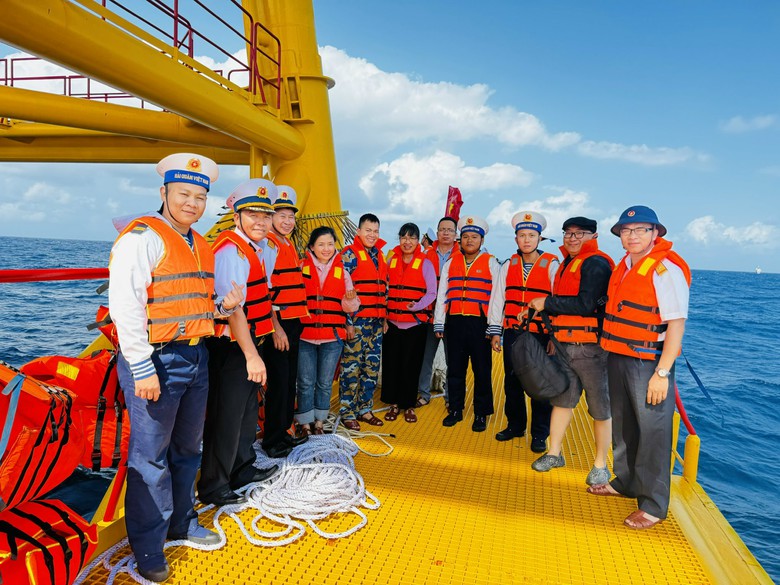 Tết giữa biển trời: Khi m&ugrave;a xu&acirc;n neo lại nh&agrave; gi&agrave;n DK1- Ảnh 8.