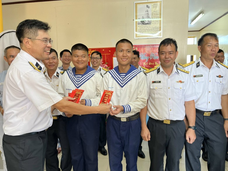 Tết giữa biển trời: Khi m&ugrave;a xu&acirc;n neo lại nh&agrave; gi&agrave;n DK1- Ảnh 5.