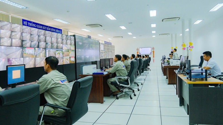 Giao thừa nơi hầm Đèo Cả- Ảnh 1. Giao thừa nơi hầm Đèo Cả- Ảnh 1.