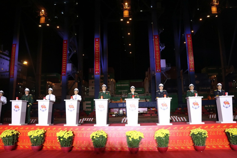 Đ&ecirc;m giao thừa, T&acirc;n Cảng C&aacute;t L&aacute;i đ&oacute;n 7 chuyến t&agrave;u xếp dỡ gần 11.200 TEU h&agrave;ng h&oacute;a- Ảnh 3.