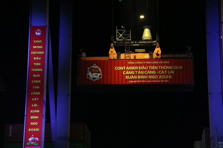 Đ&ecirc;m giao thừa, T&acirc;n Cảng C&aacute;t L&aacute;i đ&oacute;n 7 chuyến t&agrave;u xếp dỡ gần 11.200 TEU h&agrave;ng h&oacute;a- Ảnh 2.