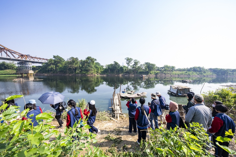 Khu vực bờ vở sông Hồng ở Chương Dương - Phúc Tân sở hữu một hệ sinh thái đất ngập nước bán tự nhiên rất có giá trị trong đô thị. Khu vực bờ vở sông Hồng ở Chương Dương - Phúc Tân sở hữu một hệ sinh thái đất ngập nước bán tự nhiên rất có giá trị trong đô thị.