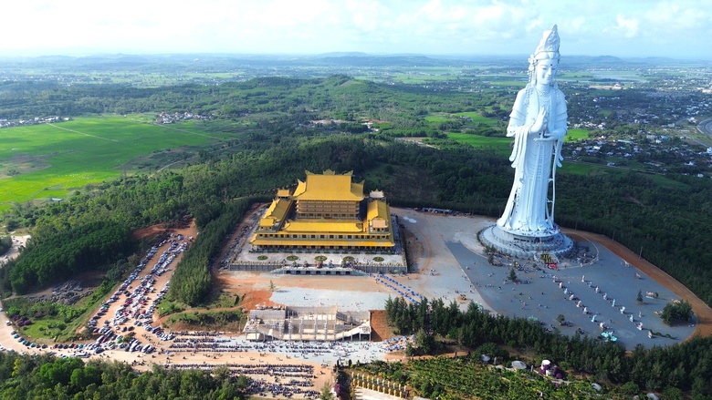 Du khách đổ về Quảng Ngãi chiêm bái ngôi chùa có tượng Phật cao nhất Đông Nam Á- Ảnh 3. Du khách đổ về Quảng Ngãi chiêm bái ngôi chùa có tượng Phật cao nhất Đông Nam Á- Ảnh 3.