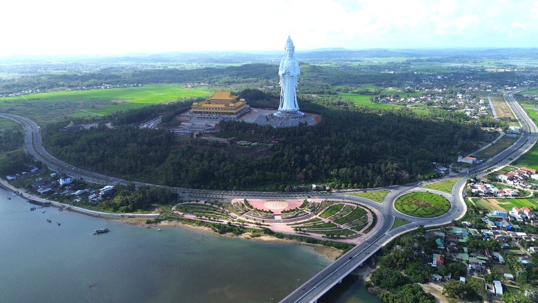 Du khách đổ về Quảng Ngãi chiêm bái ngôi chùa có tượng Phật cao nhất Đông Nam Á- Ảnh 2. Du khách đổ về Quảng Ngãi chiêm bái ngôi chùa có tượng Phật cao nhất Đông Nam Á- Ảnh 2.