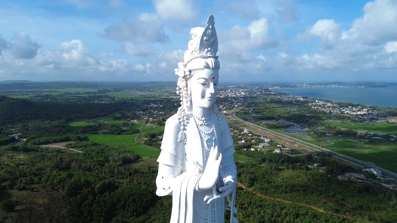 Du khách đổ về Quảng Ngãi chiêm bái ngôi chùa có tượng Phật cao nhất Đông Nam Á- Ảnh 5. Du khách đổ về Quảng Ngãi chiêm bái ngôi chùa có tượng Phật cao nhất Đông Nam Á- Ảnh 5.