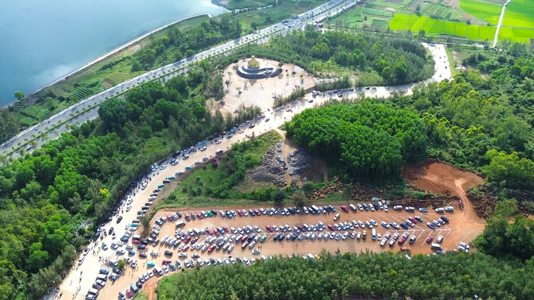 Du khách đổ về Quảng Ngãi chiêm bái ngôi chùa có tượng Phật cao nhất Đông Nam Á- Ảnh 9. Du khách đổ về Quảng Ngãi chiêm bái ngôi chùa có tượng Phật cao nhất Đông Nam Á- Ảnh 9.