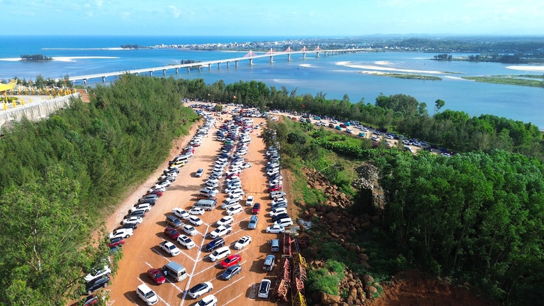 Du khách đổ về Quảng Ngãi chiêm bái ngôi chùa có tượng Phật cao nhất Đông Nam Á- Ảnh 10. Du khách đổ về Quảng Ngãi chiêm bái ngôi chùa có tượng Phật cao nhất Đông Nam Á- Ảnh 10.