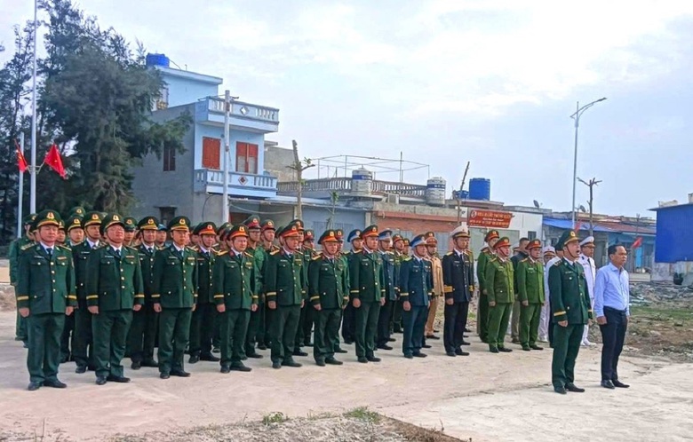 Thi&ecirc;ng li&ecirc;ng lễ ch&agrave;o cờ chủ quyền ng&agrave;y đầu năm mới tr&ecirc;n đảo Bạch Long Vĩ- Ảnh 1.