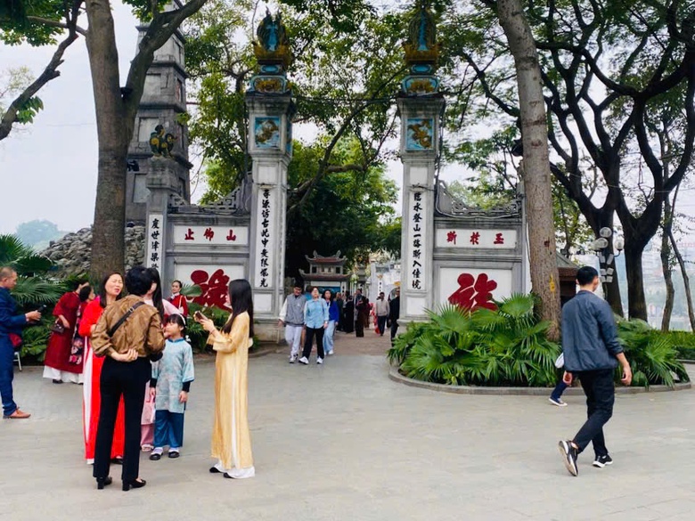 Hà Nội vắng vẻ, bình yên sáng mùng 1 Tết Bính Ngọ- Ảnh 10. Hà Nội vắng vẻ, bình yên sáng mùng 1 Tết Bính Ngọ- Ảnh 10.