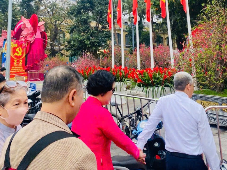 Hà Nội vắng vẻ, bình yên sáng mùng 1 Tết Bính Ngọ- Ảnh 12. Hà Nội vắng vẻ, bình yên sáng mùng 1 Tết Bính Ngọ- Ảnh 12.