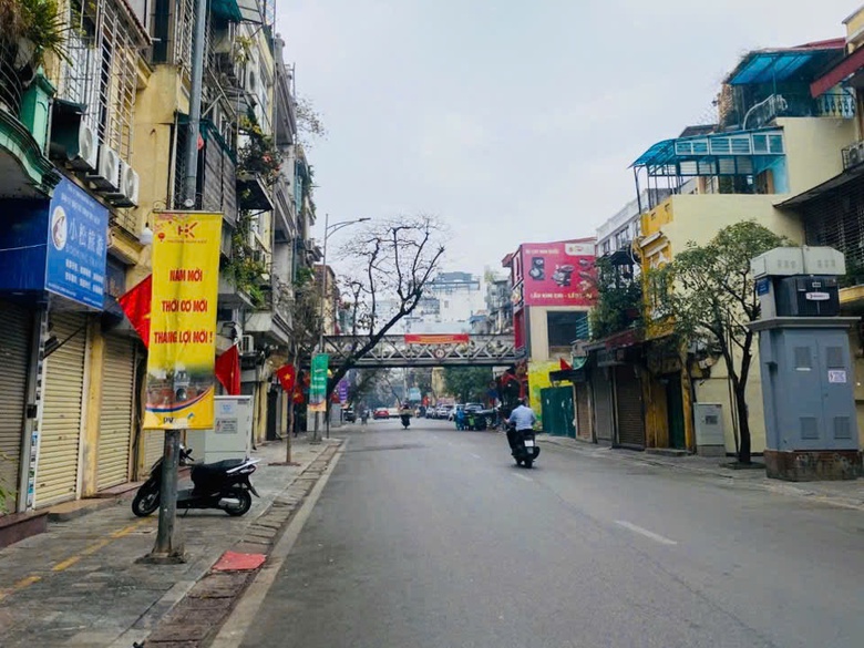 Hà Nội vắng vẻ, bình yên sáng mùng 1 Tết Bính Ngọ- Ảnh 9. Hà Nội vắng vẻ, bình yên sáng mùng 1 Tết Bính Ngọ- Ảnh 9.