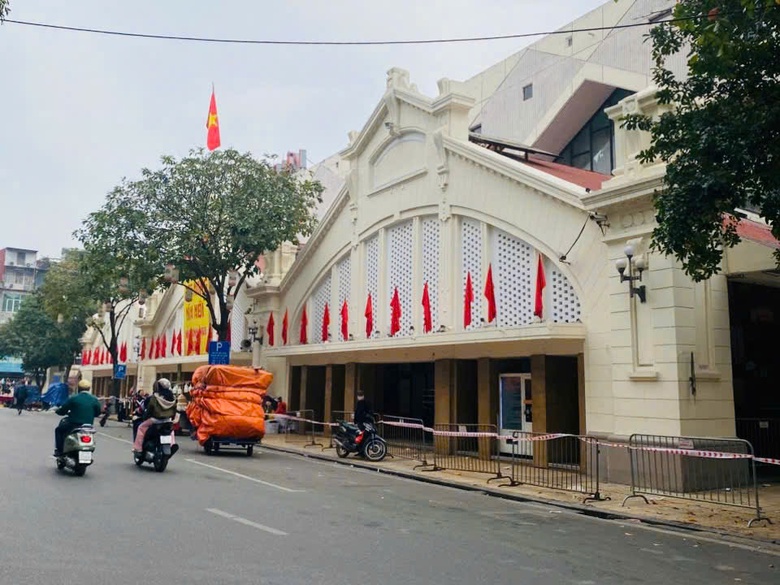 Hà Nội vắng vẻ, bình yên sáng mùng 1 Tết Bính Ngọ- Ảnh 5. Hà Nội vắng vẻ, bình yên sáng mùng 1 Tết Bính Ngọ- Ảnh 5.