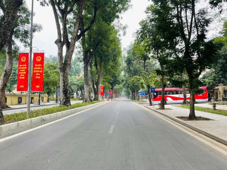 Hà Nội vắng vẻ, bình yên sáng mùng 1 Tết Bính Ngọ- Ảnh 4. Hà Nội vắng vẻ, bình yên sáng mùng 1 Tết Bính Ngọ- Ảnh 4.