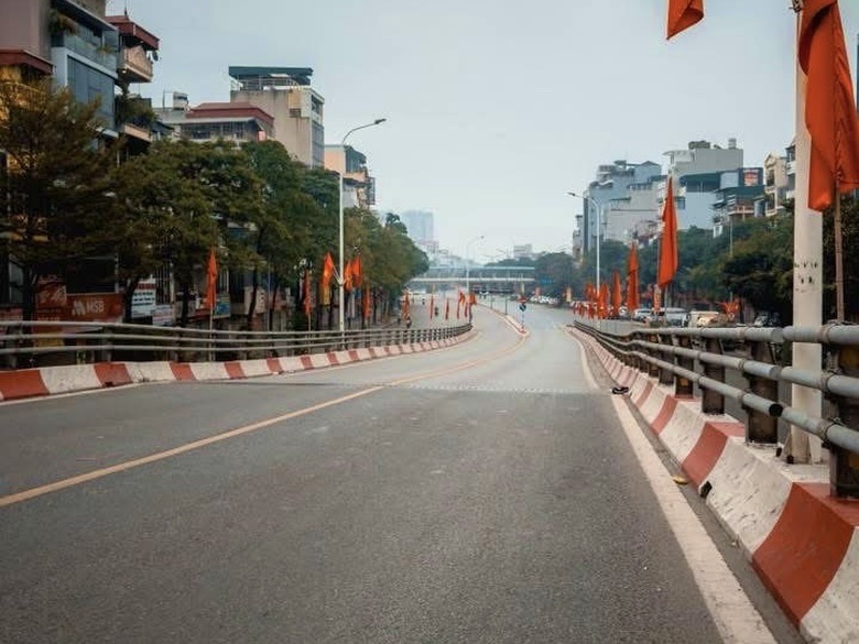 Hà Nội vắng vẻ, bình yên sáng mùng 1 Tết Bính Ngọ- Ảnh 3. Hà Nội vắng vẻ, bình yên sáng mùng 1 Tết Bính Ngọ- Ảnh 3.