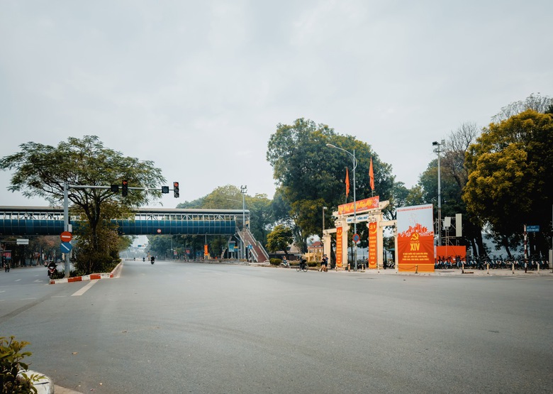 Hà Nội vắng vẻ, bình yên sáng mùng 1 Tết Bính Ngọ- Ảnh 1. Hà Nội vắng vẻ, bình yên sáng mùng 1 Tết Bính Ngọ- Ảnh 1.