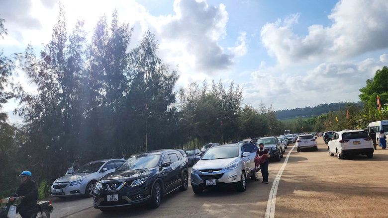 Du khách đổ về Quảng Ngãi chiêm bái ngôi chùa có tượng Phật cao nhất Đông Nam Á- Ảnh 11. Du khách đổ về Quảng Ngãi chiêm bái ngôi chùa có tượng Phật cao nhất Đông Nam Á- Ảnh 11.