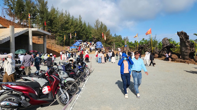 Du khách đổ về Quảng Ngãi chiêm bái ngôi chùa có tượng Phật cao nhất Đông Nam Á- Ảnh 13. Du khách đổ về Quảng Ngãi chiêm bái ngôi chùa có tượng Phật cao nhất Đông Nam Á- Ảnh 13.