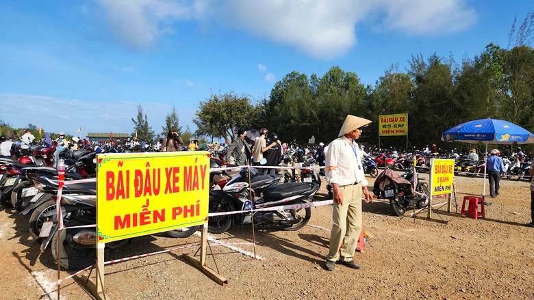 Du khách đổ về Quảng Ngãi chiêm bái ngôi chùa có tượng Phật cao nhất Đông Nam Á- Ảnh 12. Du khách đổ về Quảng Ngãi chiêm bái ngôi chùa có tượng Phật cao nhất Đông Nam Á- Ảnh 12.