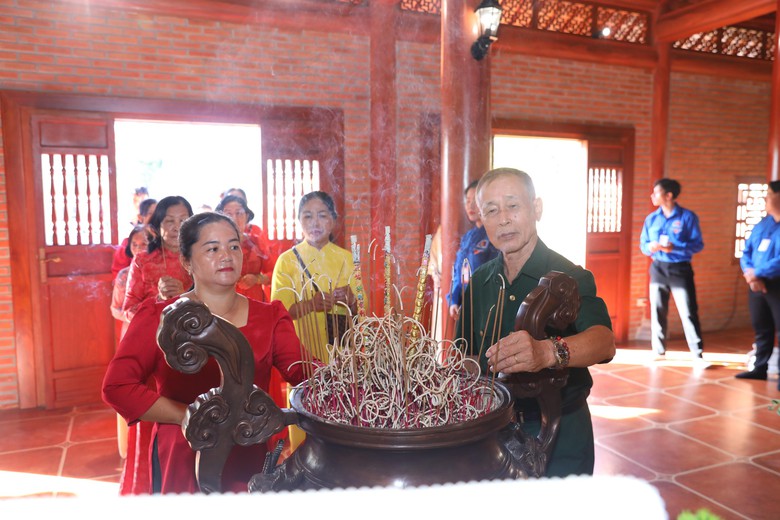 Người dân xếp hàng dâng hương nhà thờ Bác Hồ tại Tỉnh ủy Đồng Nai- Ảnh 3. Người dân xếp hàng dâng hương nhà thờ Bác Hồ tại Tỉnh ủy Đồng Nai- Ảnh 3.