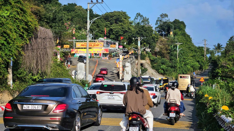 Người dân đổ về ngôi chùa nổi tiếng nhất Đà Nẵng sáng mùng 2 Tết- Ảnh 2. Người dân đổ về ngôi chùa nổi tiếng nhất Đà Nẵng sáng mùng 2 Tết- Ảnh 2.