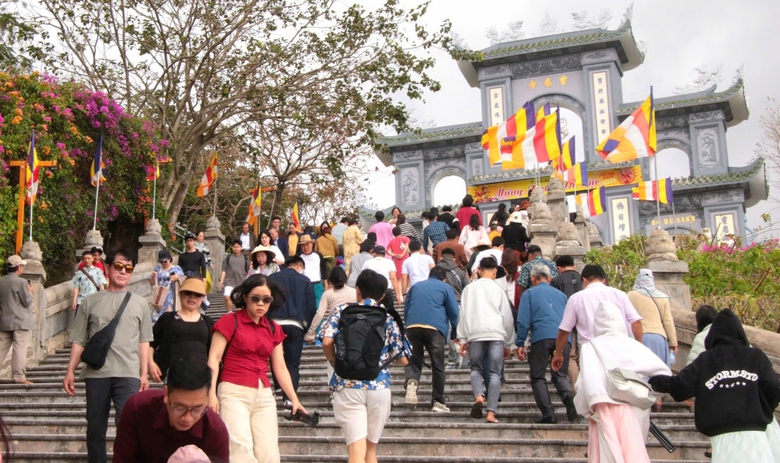 Người d&acirc;n đổ về ng&ocirc;i ch&ugrave;a nổi tiếng nhất Đ&agrave; Nẵng s&aacute;ng m&ugrave;ng 2 Tết- Ảnh 1.