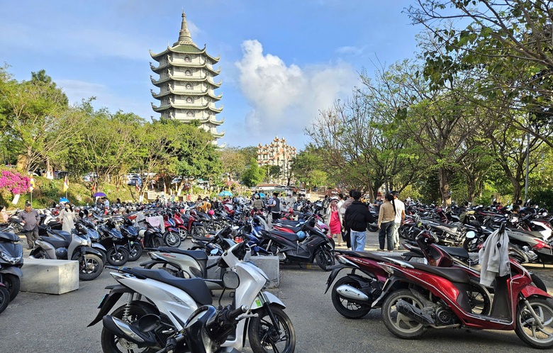 Người dân đổ về ngôi chùa nổi tiếng nhất Đà Nẵng sáng mùng 2 Tết- Ảnh 5. Người dân đổ về ngôi chùa nổi tiếng nhất Đà Nẵng sáng mùng 2 Tết- Ảnh 5.