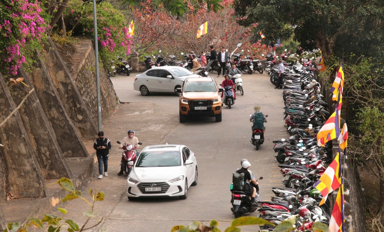 Người dân đổ về ngôi chùa nổi tiếng nhất Đà Nẵng sáng mùng 2 Tết- Ảnh 4. Người dân đổ về ngôi chùa nổi tiếng nhất Đà Nẵng sáng mùng 2 Tết- Ảnh 4.