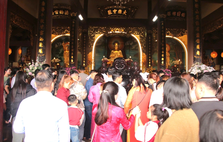 Người d&acirc;n đổ về ng&ocirc;i ch&ugrave;a nổi tiếng nhất Đ&agrave; Nẵng s&aacute;ng m&ugrave;ng 2 Tết- Ảnh 6.