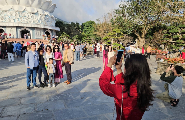 Người d&acirc;n đổ về ng&ocirc;i ch&ugrave;a nổi tiếng nhất Đ&agrave; Nẵng s&aacute;ng m&ugrave;ng 2 Tết- Ảnh 7.