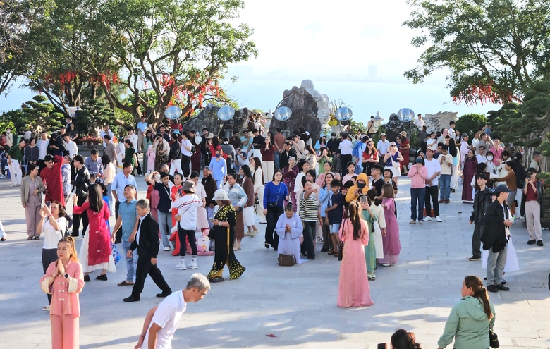 Người d&acirc;n đổ về ng&ocirc;i ch&ugrave;a nổi tiếng nhất Đ&agrave; Nẵng s&aacute;ng m&ugrave;ng 2 Tết- Ảnh 8.