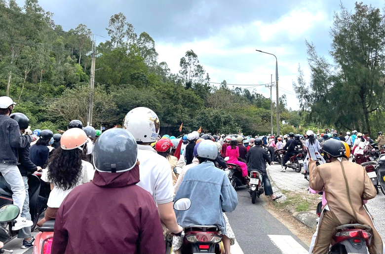 Người d&acirc;n đổ về ng&ocirc;i ch&ugrave;a nổi tiếng nhất Đ&agrave; Nẵng s&aacute;ng m&ugrave;ng 2 Tết- Ảnh 9.